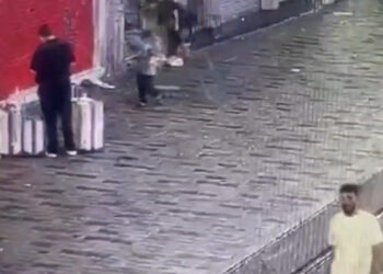 Beyoğlu’nda uyuyan kişinin cep telefonunu çalan şüpheli yakalandı