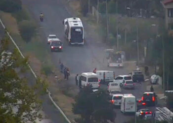 D-100’de korkutan kaza! Havalimanı personelini taşıyan otobüs devrildi: 18 yaralı
