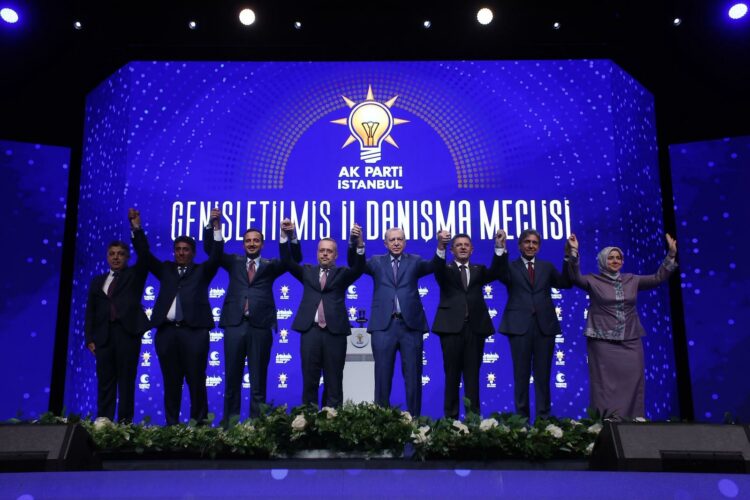 CHP'den istifa eden 2 belediye başkanı ve 1 başkan vekili AK Parti’ye katıldı