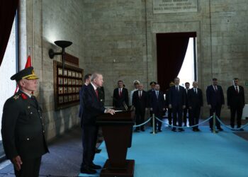 Cumhurbaşkanı Erdoğan, YAŞ toplantısı öncesi Anıtkabir'i ziyaret etti