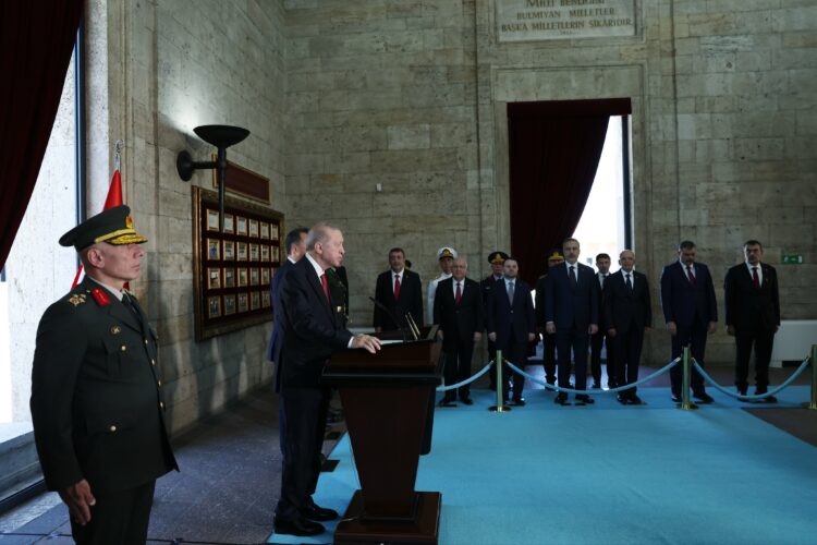Cumhurbaşkanı Erdoğan, YAŞ toplantısı öncesi Anıtkabir'i ziyaret etti
