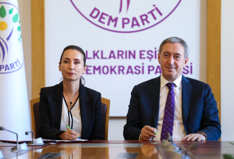 DEM Parti Eş Genel Başkanları Tuncer Bakırhan ile Tülay Hatimoğuları, 'çerçeve yasa' teklifini imzaladı. Fotoğraf:Ankara,(DHA)