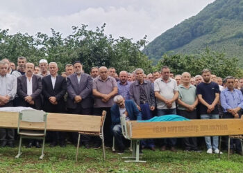 Dere kenarında ölü bulunan kız kardeşler, 30 metreden düşmüş Güvenlik ● 2026-08-25 17:34:03 ● Ordu ● Ulusal ● Ordu'nun Çamaş ilçesinde fındık toplamak için gittikleri bahçede yaklaşık 30 metreden düşerek hayatını kaybeden Melehat (60)-Fatma Gümüş (65) (Fotoğrafta) kardeşler, toprağa verildi. Fotoğraf: Ordu,(DHA) Ordu'nun Çamaş ilçesinde fındık toplamak için gittikleri bahçede yaklaşık 30 metreden düşerek hayatını kaybeden Melehat (60)-Fatma Gümüş (65) kardeşler, toprağa verildi. Fotoğraf: Ordu,(DHA) Ordu'nun Çamaş ilçesinde fındık toplamak için gittikleri bahçede yaklaşık 30 metreden düşerek hayatını kaybeden Melehat (60)-Fatma Gümüş (65) kardeşler, toprağa verildi. Fotoğraf: Ordu,(DHA) Ordu'nun Çamaş ilçesinde fındık toplamak için gittikleri bahçede yaklaşık 30 metreden düşerek hayatını kaybeden Melehat (60)-Fatma Gümüş (65) kardeşler, toprağa verildi. Fotoğraf: Ordu,(DHA) Ordu'nun Çamaş ilçesinde fındık toplamak için gittikleri bahçede yaklaşık 30 metreden düşerek hayatını kaybeden Melehat (60) (Fotoğrafta)-Fatma Gümüş (65) kardeşler, toprağa verildi. Fotoğraf: Ordu,(DHA) Ordu'nun Çamaş ilçesinde fındık toplamak için gittikleri bahçede yaklaşık 30 metreden düşerek hayatını kaybeden Melehat (60)-Fatma Gümüş (65) kardeşler, toprağa verildi. Fotoğraf: Ordu,(DHA) Dursun Mehmet ŞAHİN/ÇAMAŞ (Ordu), (DHA)- ORDU'nun Çamaş ilçesinde dere kenarında cansız bedenleri bulunan Melehat (60) ve Fatma Gümüş (65) kardeşlerin fındık toplamak için gittikleri bahçede 30 metre yükseklikten düştükleri belirlendi. Gümüş kardeşler, toprağa verildi. Olay, dün Sarıyakup Mahallesi'nde meydana geldi. Fındık toplamak için bahçeye giden kardeşler, akşam saatlerinde eve dönmeyince yakınları amaya çıktı. Aramalar sonucu 6 çocuk annesi Melehat ve 2 çocuk annesi Fatma Gümüş, dere kenarında ölü bulundu. Yapılan incelemede, iki kardeşin yaklaşık 30 metreden düşerek hayatını kaybettiği belirlendi. Gümüş kardeşlerin Cansız bedenler, jandarma ve sağlık ekiplerinin olay yerindeki incelemelerinin ardından hastane morguna kaldırıldı. ÇİFTE ÖLÜM YASA BOĞDU Melehat ve Fatma Gümüş'ün, iki erkek kardeşle evlendiği öğrenildi. Melehat Gümüş'ün Ali Gümüş ile Fatma Gümüş'ün ise Hacı Mehmet Gümüş ile evlendiği belirtildi. Melehat Gümüş’ün eşi Ali Gümüş’ün hayatını kaybettiği bildirildi. Kardeşlerin cenazeleri, bugün ikindi sonrası Sarıyakup Mahallesi'nde kılınan namazın ardından toprağa verildi