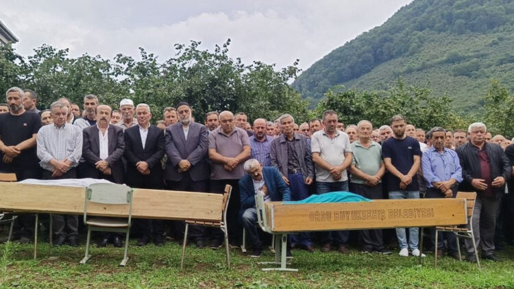 Dere kenarında ölü bulunan kız kardeşler, 30 metreden düşmüş Güvenlik ● 2026-08-25 17:34:03 ● Ordu ● Ulusal ● Ordu'nun Çamaş ilçesinde fındık toplamak için gittikleri bahçede yaklaşık 30 metreden düşerek hayatını kaybeden Melehat (60)-Fatma Gümüş (65) (Fotoğrafta) kardeşler, toprağa verildi. Fotoğraf: Ordu,(DHA) Ordu'nun Çamaş ilçesinde fındık toplamak için gittikleri bahçede yaklaşık 30 metreden düşerek hayatını kaybeden Melehat (60)-Fatma Gümüş (65) kardeşler, toprağa verildi. Fotoğraf: Ordu,(DHA) Ordu'nun Çamaş ilçesinde fındık toplamak için gittikleri bahçede yaklaşık 30 metreden düşerek hayatını kaybeden Melehat (60)-Fatma Gümüş (65) kardeşler, toprağa verildi. Fotoğraf: Ordu,(DHA) Ordu'nun Çamaş ilçesinde fındık toplamak için gittikleri bahçede yaklaşık 30 metreden düşerek hayatını kaybeden Melehat (60)-Fatma Gümüş (65) kardeşler, toprağa verildi. Fotoğraf: Ordu,(DHA) Ordu'nun Çamaş ilçesinde fındık toplamak için gittikleri bahçede yaklaşık 30 metreden düşerek hayatını kaybeden Melehat (60) (Fotoğrafta)-Fatma Gümüş (65) kardeşler, toprağa verildi. Fotoğraf: Ordu,(DHA) Ordu'nun Çamaş ilçesinde fındık toplamak için gittikleri bahçede yaklaşık 30 metreden düşerek hayatını kaybeden Melehat (60)-Fatma Gümüş (65) kardeşler, toprağa verildi. Fotoğraf: Ordu,(DHA) Dursun Mehmet ŞAHİN/ÇAMAŞ (Ordu), (DHA)- ORDU'nun Çamaş ilçesinde dere kenarında cansız bedenleri bulunan Melehat (60) ve Fatma Gümüş (65) kardeşlerin fındık toplamak için gittikleri bahçede 30 metre yükseklikten düştükleri belirlendi. Gümüş kardeşler, toprağa verildi. Olay, dün Sarıyakup Mahallesi'nde meydana geldi. Fındık toplamak için bahçeye giden kardeşler, akşam saatlerinde eve dönmeyince yakınları amaya çıktı. Aramalar sonucu 6 çocuk annesi Melehat ve 2 çocuk annesi Fatma Gümüş, dere kenarında ölü bulundu. Yapılan incelemede, iki kardeşin yaklaşık 30 metreden düşerek hayatını kaybettiği belirlendi. Gümüş kardeşlerin Cansız bedenler, jandarma ve sağlık ekiplerinin olay yerindeki incelemelerinin ardından hastane morguna kaldırıldı. ÇİFTE ÖLÜM YASA BOĞDU Melehat ve Fatma Gümüş'ün, iki erkek kardeşle evlendiği öğrenildi. Melehat Gümüş'ün Ali Gümüş ile Fatma Gümüş'ün ise Hacı Mehmet Gümüş ile evlendiği belirtildi. Melehat Gümüş’ün eşi Ali Gümüş’ün hayatını kaybettiği bildirildi. Kardeşlerin cenazeleri, bugün ikindi sonrası Sarıyakup Mahallesi'nde kılınan namazın ardından toprağa verildi