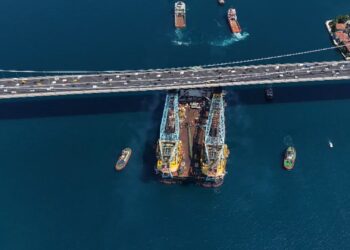 Dev vinç gemisi Saipem 7000' İstanbul Boğazı'ndan geçti