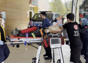 Direksiyonda kalp krizi geçirip kaza yapan kamyonet sürücüsü ağır yaralandı