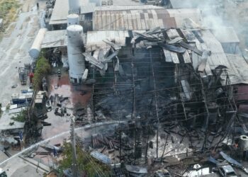 Manisa’nın Salihli ilçesindeki bir dolum tesisinde meydana gelen patlama ve ardından çıkan yangında 2 kişi hayatını kaybetti. Patlamanın meydana geldiği tesis dronla görüntülendi. Fotoğraf:Salihli (Manisa),(DHA)
