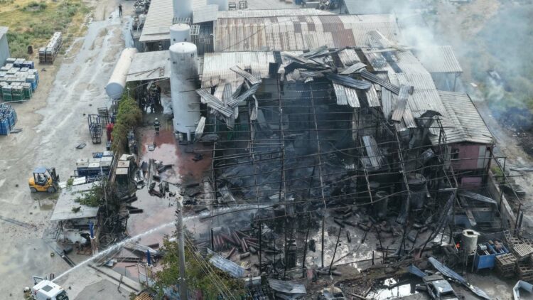 Manisa’nın Salihli ilçesindeki bir dolum tesisinde meydana gelen patlama ve ardından çıkan yangında 2 kişi hayatını kaybetti. Patlamanın meydana geldiği tesis dronla görüntülendi. Fotoğraf:Salihli (Manisa),(DHA)