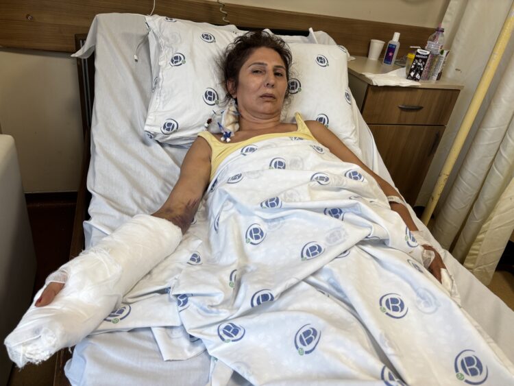 8 bıçak darbesiyle ölümden dönen Ayşe’den yardım çığlığı: “Çıkarsa beni öldürecek”