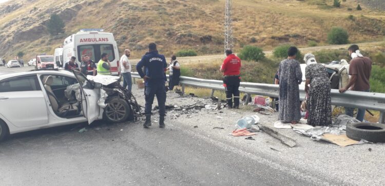 Kızıldağ geçidinde feci kaza: Fındık işçilerini taşıyan minibüs ile otomobil çarpıştı, 6'sı çocuk 11 yaralı