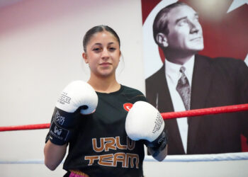 Hem çalışıp hem antrenman yapan muay thai sporcusu Ecrin, dünya şampiyonası biletini aldı