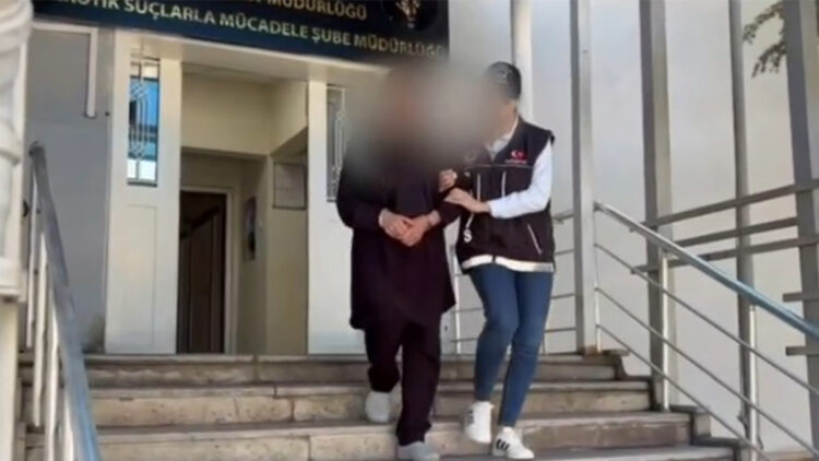 İranlı şüphelilerin mide ve bağırsaklarından uyuşturucu çıktı