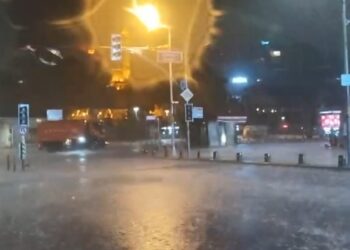 İstanbul’da geceyi şimşekler aydınlattı! Gök gürültülü sağanak etkili oldu