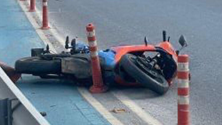 İzmir'de devrilen motosikletin sürücüsü Emine hayatını kaybetti