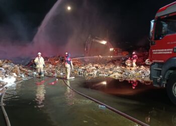 İzmir’de kağıt fabrikasında çıkan yangın kontrol altına alındı