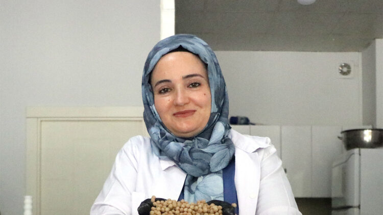 Açtığı iş yerinde yöresel yemekler yapıp 3 kızını üniversitede okutuyor