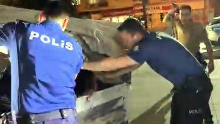 Kamyonetten 19 kaçak göçmen çıktı