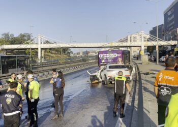 Küçükçekmece D-100'de otomobil, İETT otobüsüne çarptı; yaralılar var Fotoğraf: İstanbul, (DHA)