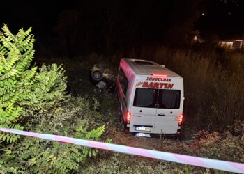 Bartın’da feci kaza kamerada! Minibüs ve otomobil şarampole devrildi: 11 yaralı