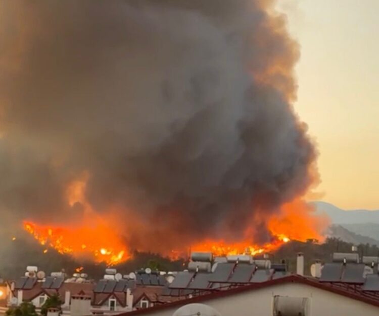 Fethiye’de orman yangını yerleşim yerlerini tehdit ediyor! Huzurevi ve evler tahliye ediliyor