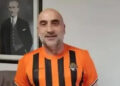 Menemen FK'da devir gerçekleşmedi Spor ● 2026-08-28 13:12:36 ● İzmir ● Ulusal ● İZMİR, (DHA)- 2'nci Lig Beyaz Grup'taki İzmir temsilcisi Menemen Futbol Kulübü'nde haftalardır merakla beklenen kulübün devredilmesiyle ilgili görüşmeler sonuçsuz kaldı. Sarı-lacivertlilerde kulübün satış işlemleri askıya alındı. Önce lige katılmama kararı alan, ardından yatırımcı adaylarıyla görüşen Başkan Bilgin Tokul ile Ege'de Menemen gibi şirket olarak yönetilen iki kulübün daha sahibi olan Ahmet Çoruhlu arasındaki görüşmenin ödeme planı konusunda anlaşmazlık nedeniyle son bulduğu öğrenildi. Taraflar ilk etapta şartlarda anlaşırken, ödeme planıyla ilgili sorun nedeniyle son anda devir iptal oldu. Menemen FK’nın lige katılıp katılmayacağı Başkan Bilgin Tokul’un vereceği karar sonrası netlik kazanacak. Sezonun başlamasına bir hafta kalırken 3 yıldır başkanlığı yürüten Tokul kararını takım ve ilçeye duyuracak.
