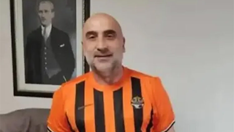 Menemen FK'da devir gerçekleşmedi Spor ● 2026-08-28 13:12:36 ● İzmir ● Ulusal ● İZMİR, (DHA)- 2'nci Lig Beyaz Grup'taki İzmir temsilcisi Menemen Futbol Kulübü'nde haftalardır merakla beklenen kulübün devredilmesiyle ilgili görüşmeler sonuçsuz kaldı. Sarı-lacivertlilerde kulübün satış işlemleri askıya alındı. Önce lige katılmama kararı alan, ardından yatırımcı adaylarıyla görüşen Başkan Bilgin Tokul ile Ege'de Menemen gibi şirket olarak yönetilen iki kulübün daha sahibi olan Ahmet Çoruhlu arasındaki görüşmenin ödeme planı konusunda anlaşmazlık nedeniyle son bulduğu öğrenildi. Taraflar ilk etapta şartlarda anlaşırken, ödeme planıyla ilgili sorun nedeniyle son anda devir iptal oldu. Menemen FK’nın lige katılıp katılmayacağı Başkan Bilgin Tokul’un vereceği karar sonrası netlik kazanacak. Sezonun başlamasına bir hafta kalırken 3 yıldır başkanlığı yürüten Tokul kararını takım ve ilçeye duyuracak.