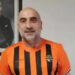 Menemen FK'da devir gerçekleşmedi Spor ● 2026-08-28 13:12:36 ● İzmir ● Ulusal ● İZMİR, (DHA)- 2'nci Lig Beyaz Grup'taki İzmir temsilcisi Menemen Futbol Kulübü'nde haftalardır merakla beklenen kulübün devredilmesiyle ilgili görüşmeler sonuçsuz kaldı. Sarı-lacivertlilerde kulübün satış işlemleri askıya alındı. Önce lige katılmama kararı alan, ardından yatırımcı adaylarıyla görüşen Başkan Bilgin Tokul ile Ege'de Menemen gibi şirket olarak yönetilen iki kulübün daha sahibi olan Ahmet Çoruhlu arasındaki görüşmenin ödeme planı konusunda anlaşmazlık nedeniyle son bulduğu öğrenildi. Taraflar ilk etapta şartlarda anlaşırken, ödeme planıyla ilgili sorun nedeniyle son anda devir iptal oldu. Menemen FK’nın lige katılıp katılmayacağı Başkan Bilgin Tokul’un vereceği karar sonrası netlik kazanacak. Sezonun başlamasına bir hafta kalırken 3 yıldır başkanlığı yürüten Tokul kararını takım ve ilçeye duyuracak.