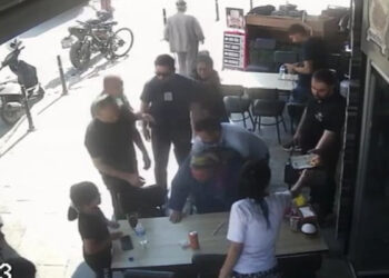Nefes borusuna yemek kaçan kadını, polis Heimlich manevrasıyla kurtardı