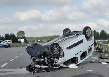 Otomobille çarpışan hafif ticari araç devrildi: 2 yaralı