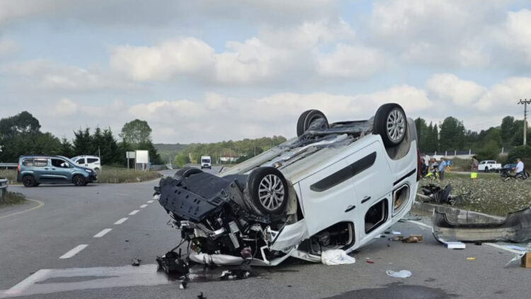 Otomobille çarpışan hafif ticari araç devrildi: 2 yaralı