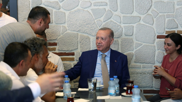 Cumhurbaşkanı Erdoğan, Üsküdar'da esnafı ziyaret etti
