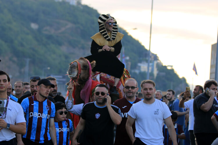 Salah sevgisi sınır tanımadı! Trabzonspor taraftarı firavun kostümüyle deveye binip stadyuma geldi
