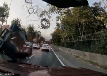 Sarıyer’de 4 otomobilin karıştığı kaza kamerada; araç havalanıp karşı yöne savruldu
