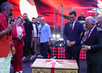 Şarkıcı Hakan Altun’a sahnede ‘çeyiz sandığı’ hediye edildi