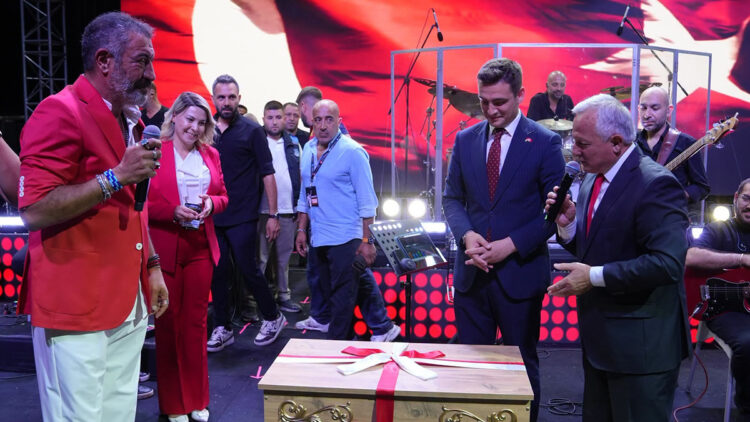 Şarkıcı Hakan Altun’a sahnede ‘çeyiz sandığı’ hediye edildi