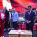 Şarkıcı Hakan Altun’a sahnede ‘çeyiz sandığı’ hediye edildi