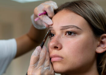 40 Yaşından Sonra Kaşlar Neden Değişiyor? Microblading Herkes İçin Doğru Seçim mi?