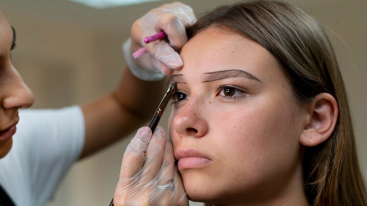 40 Yaşından Sonra Kaşlar Neden Değişiyor? Microblading Herkes İçin Doğru Seçim mi?