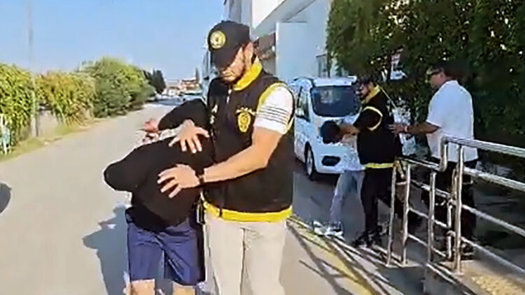 Tartıştıkları ev arkadaşlarını bıçaklayıp öldürdüler, içeride kilitli kalıp yardım isteyince yakalandılar