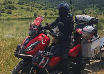 Tek motosiklet ve 2 köpekle 28 aydır karış karış Türkiye'yi geziyorlar