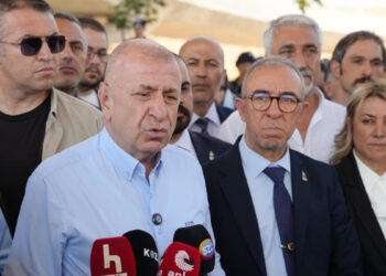 Ümit Özdağ’dan İçişleri Bakanlığı önünde sert çıkış: “PKK’lılara gösterdiğiniz şefkati gazilere göstermeyecek misiniz?”