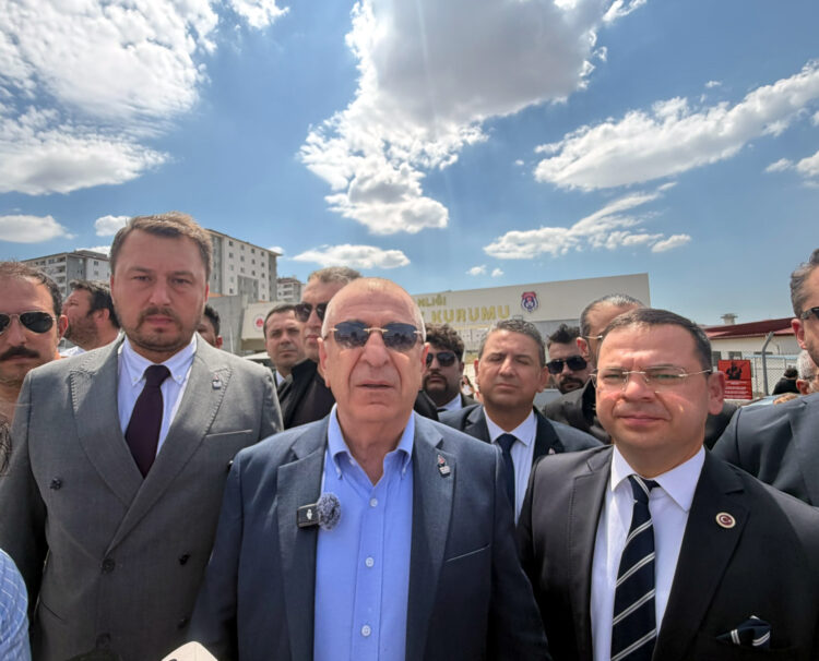 Ümit Özdağ, cezaevindeki Sinem Dedetaş ile Oğuzhan Uğur'u ziyaret etti