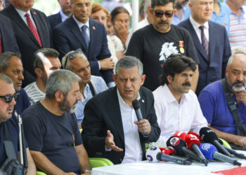 Özgür Özel'den şehit yakınları ve gazilere destek: "Sonuç alana kadar yanınızdayız"