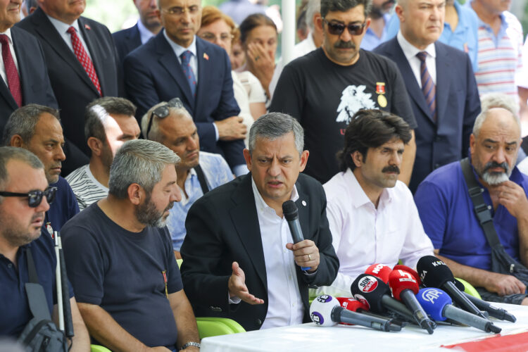 Özgür Özel'den şehit yakınları ve gazilere destek: "Sonuç alana kadar yanınızdayız"