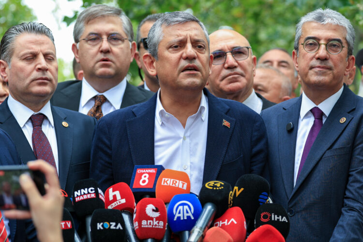 Özgür Özel'den şehit yakınları ve gazilere destek: "Sonuç alana kadar yanınızdayız"