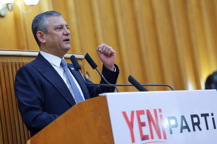 Özgür Özel'den dikkat çeken çağrı: "Darbecilerden, cuntacılardan kurtulun, YENİ Parti'ye gelin"