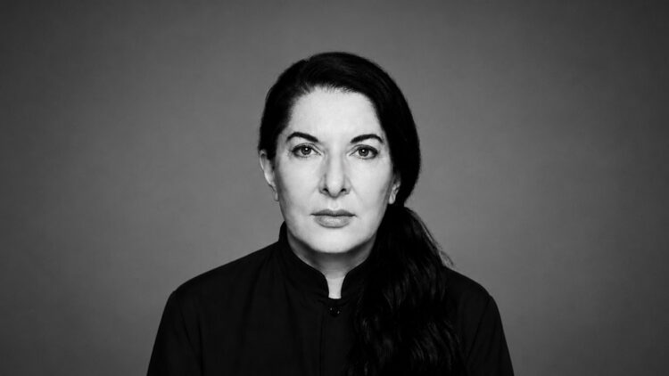 Marina Abramović: Bedenin, sınırların ve insan davranışının sosyolojisi