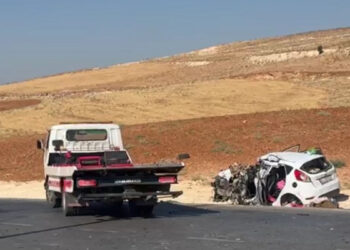 Hafif ticari araç ile otomobil, kafa kafaya çarpıştı: 2 ölü, 4 yaralı