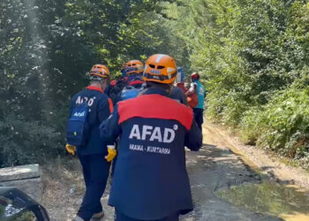 Ormanda yürüyüş yaparken kayalıklardan düşüp ayağı kırıldı, 4 saatte kurtarıldı
