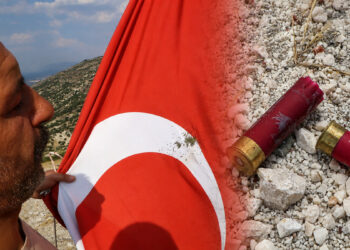 Burdur'da alçak saldırı: Avşar Tepe'deki Türk Bayrağına tüfekle ateş ettiler